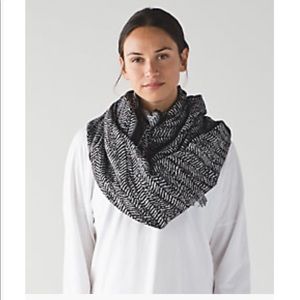 NWOT Lululemon Be Present Scarf - Trax/White/Black